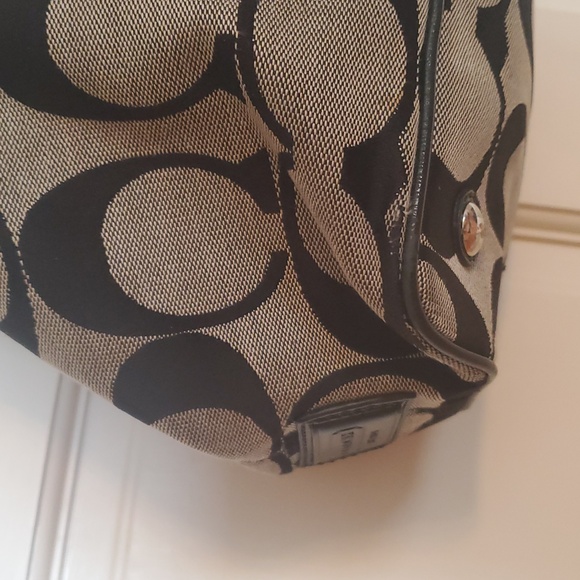 Coach Black And Gray Kisslock handbag. - Picture 3 of 12